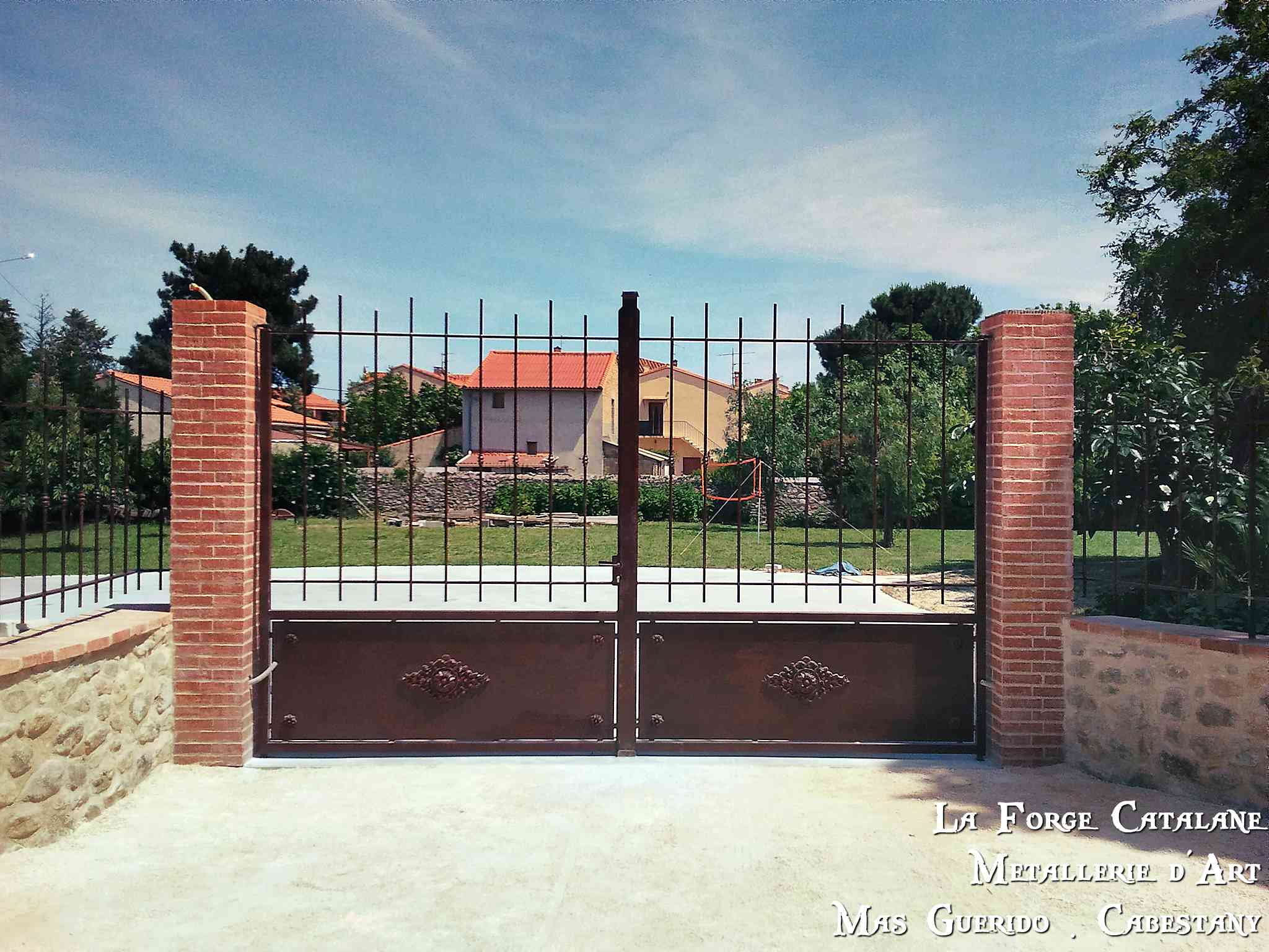 Portail soubassement tole typique provencal  forge catalane.jpg